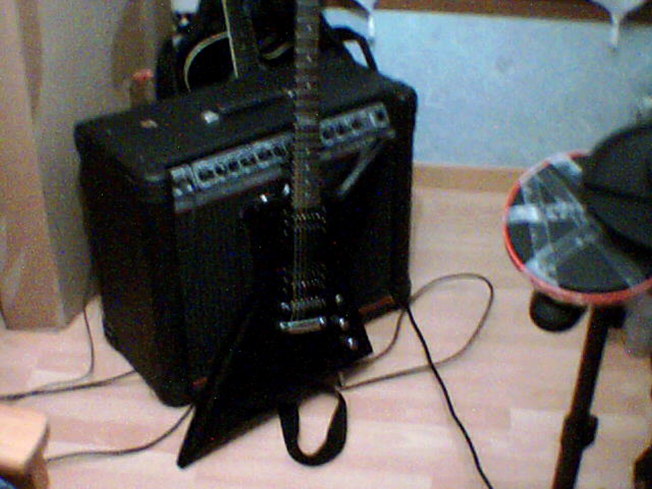 Voila mon matos une éléctrique ESP ex 50 avec un bon petit ampli assez puissant, le peavey bandit 112